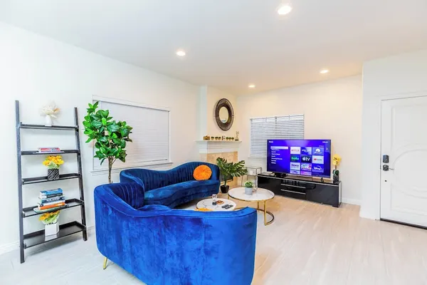 Photo 1 - Not Affected by the Fire/elegant Pasadena Retreat Prime Comfort Awaits