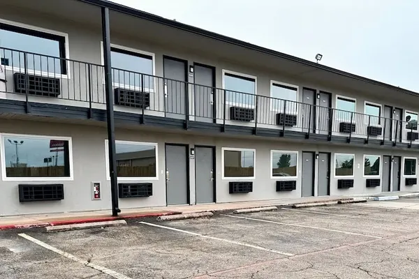 Photo 1 - Studio City Suites, A Travelodge By Wyndham