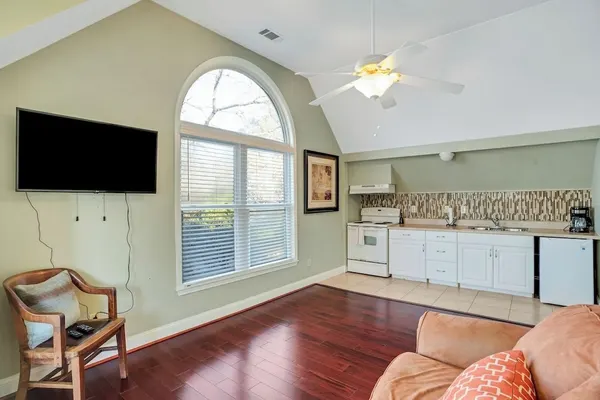 Photo 1 - Charming Apartment With Lake Views: Wifi & Privacy