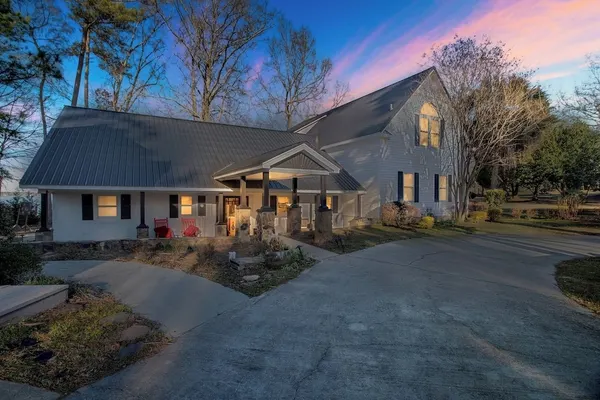 Photo 1 - Luxury Lakefront 4br: Hot Tub, Game Room & Wi-fi