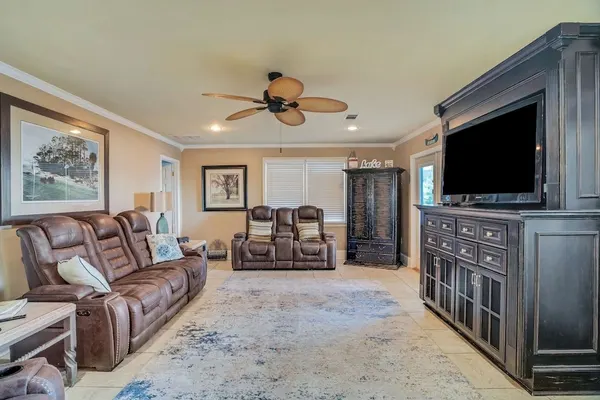 Photo 1 - Luxury Lakefront 4br: Hot Tub, Game Room & Wi-fi