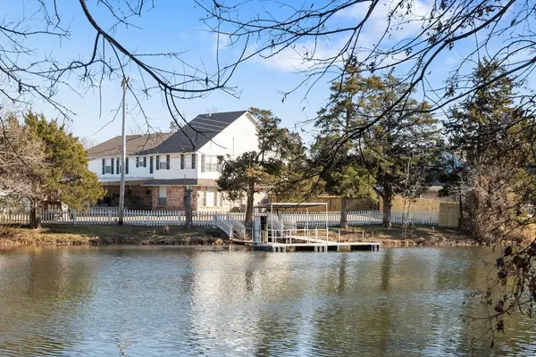 Photo 1 - Spacious Lakefront View With Hot Tub and Pool NH