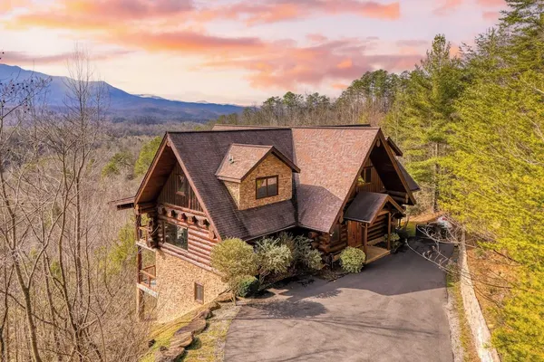 Photo 1 - Luxury Cabin w/ Panoramic Views, Fireplace & Game Room Pinnacle Chalet