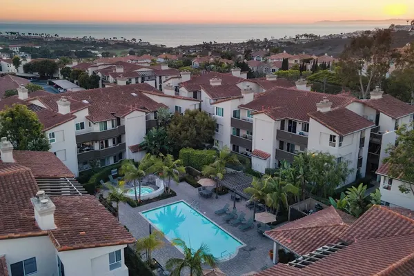 Photo 1 - Walk to Beach Pool, Hot Tub, Private Patio, Parking Seabreeze Retreat