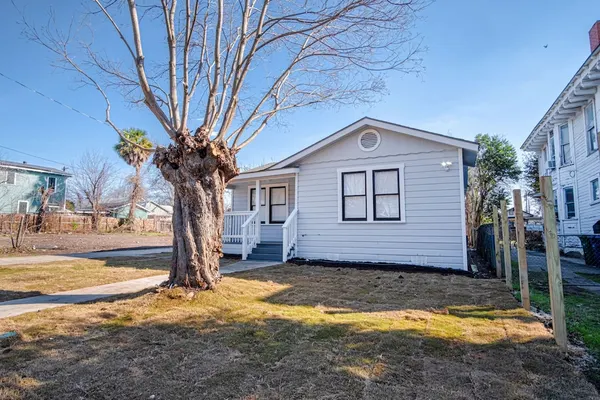 Photo 1 - Stylish Spacious Comfort 4BR 3BA Downtown Gem