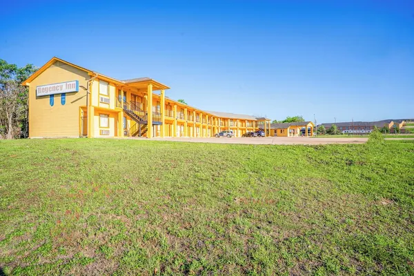 Photo 1 - Regency Inn By OYO Rockdale TX