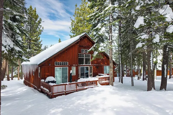 Photo 1 - Pinewood Lodge by Avantstay Cozy Cabin Near Ski Resorts & Hiking