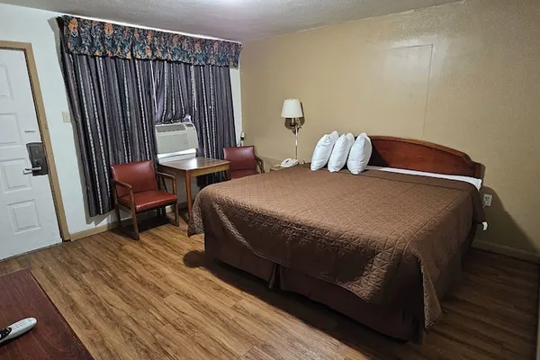 Photo 1 - Deluxe Inn