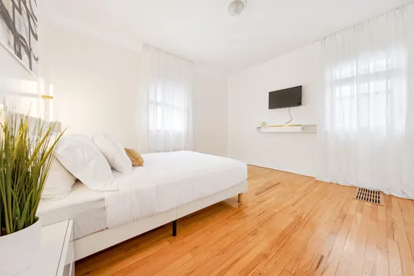 Photo 1 - 3BR Luxury Retreat with Easy Parking
