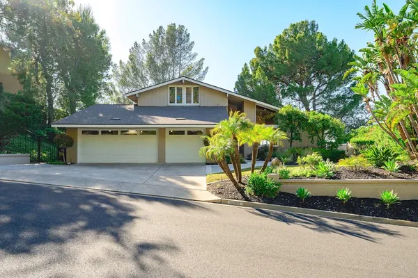 Photo 1 - Spacious Retreat With Scenic Mountain Views