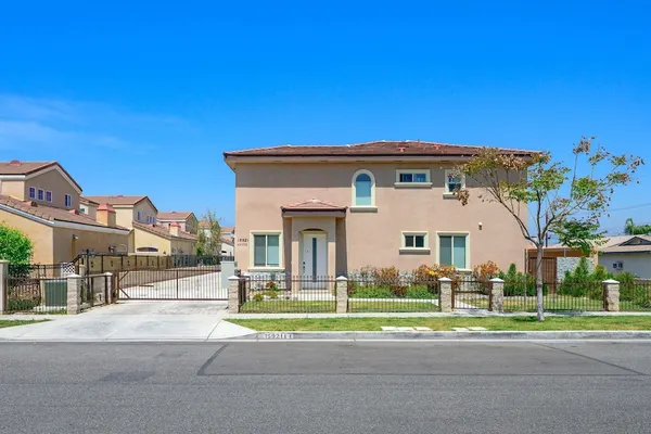 Photo 1 - Modern Spacious Home Bright Family Group Friendly