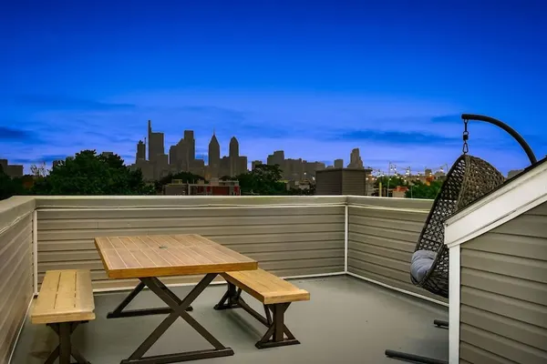 Photo 1 - Luxury Roofdeck Retreat 4-bdrm Near Penn Chop