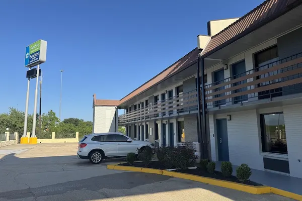 Photo 1 - SureStay by Best Western Gonzales