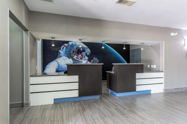 Photo 1 - Platinum Inn & Suites Webster