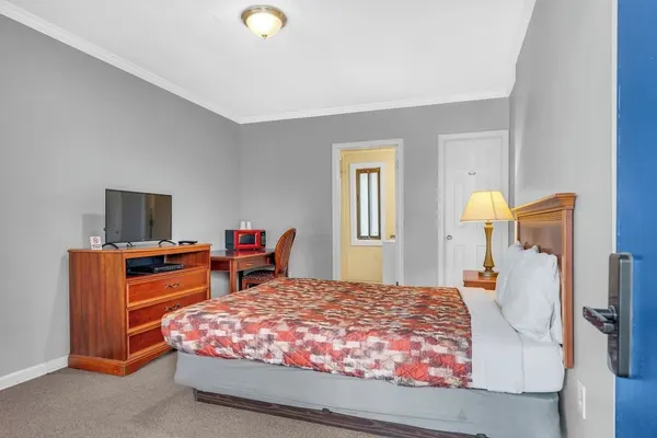 Photo 1 - Private Room & Bath Brownstown Near Detroit