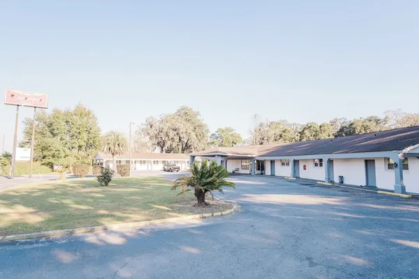 Photo 1 - Thunderbird Inn