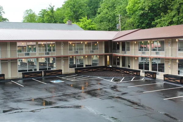 Photo 1 - Sleepy Bear Motel