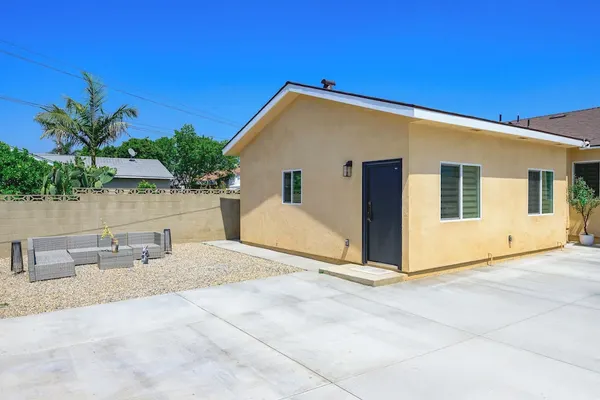 Photo 1 - Modern Private Home w Full Kitchen & Parking