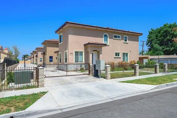 Photo 1 - Modern Spacious Home Bright, Family Group Friendly