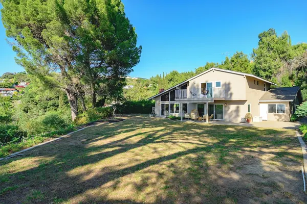 Photo 1 - Spacious Retreat With Scenic Mountain Views