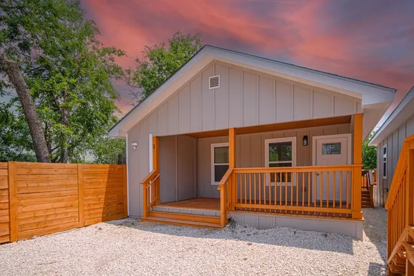 Photo 1 - Your Amazing 3BR 2BA Downtown Delight