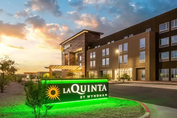 Photo 1 - La Quinta Inn & Suites by Wyndham Phoenix West / Glendale