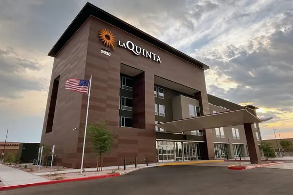 Photo 1 - La Quinta Inn & Suites by Wyndham Phoenix West / Glendale