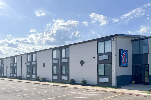 Photo 1 - Motel 6 Rockford, IL – RFD Airport
