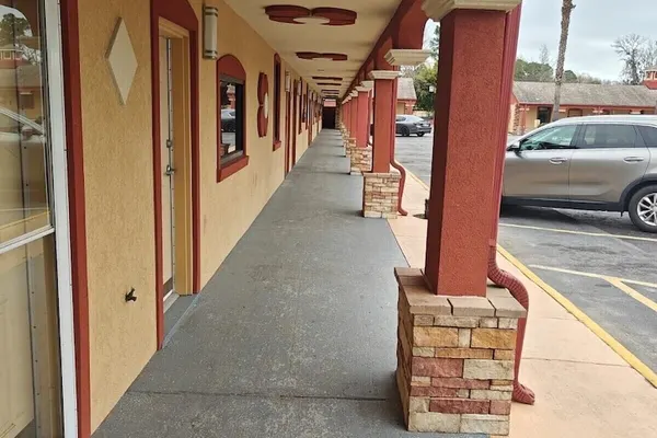 Photo 1 - Deluxe Inn - Savannah