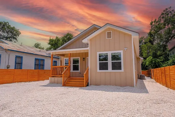 Photo 1 - Generous 4br/3ba Charmer Near Glorius Downtown!