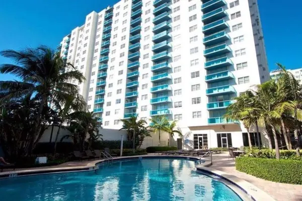 Photo 1 - Hollywood Apartment by the Sea