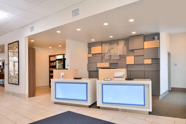 Photo 1 - Holiday Inn Express & Suites Farmington Hills - Detroit, an IHG Hotel