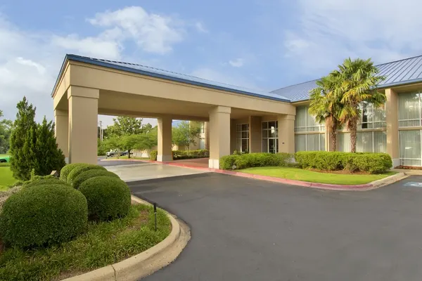 Photo 1 - Economy Inn & Suites Shreveport