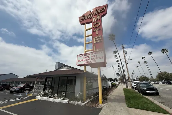 Photo 1 - Hi-Way Host Motel