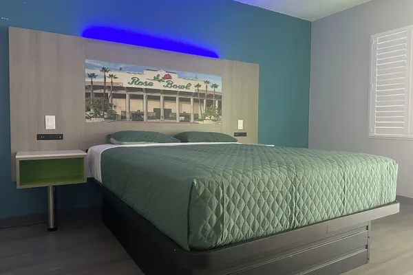 Photo 1 - Hi-Way Host Motel