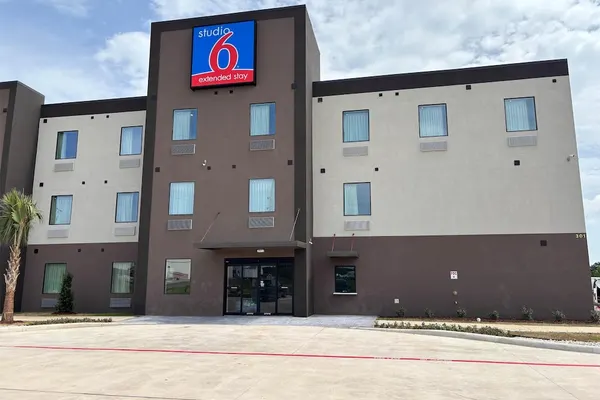Photo 1 - Studio 6 – Giddings, Tx