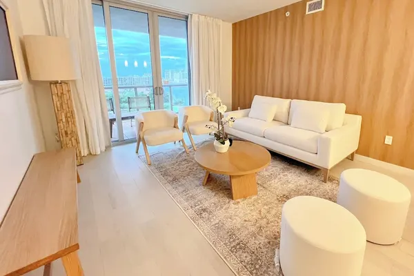 Photo 1 - 2BR Luxury Ocean Views Apt 1208