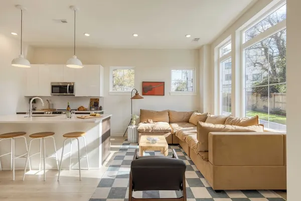 Photo 1 - 2 New Townhomes w/ Balcony, Mins to Broadway, Sleeps 16 98 Degrees & The Stage