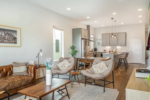 Photo 1 - Limbo - In Cumberland Heights - Mins to Germantown