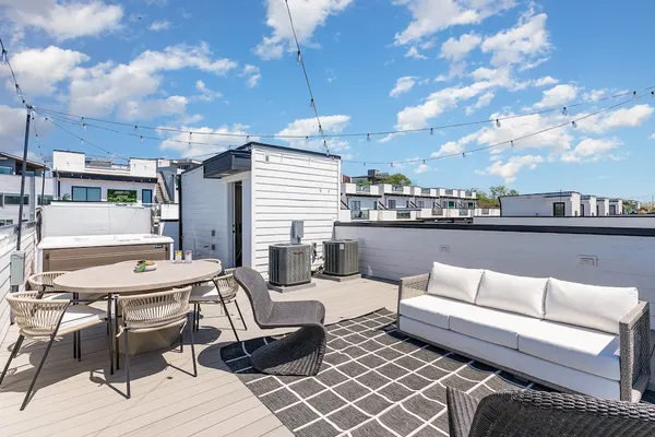 Photo 1 - Nimbus-rooftop Deck-hot Tub-mins to Broadway