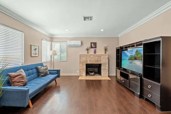 Photo 1 - Modern Family Home w Full Amenities & Near ONT
