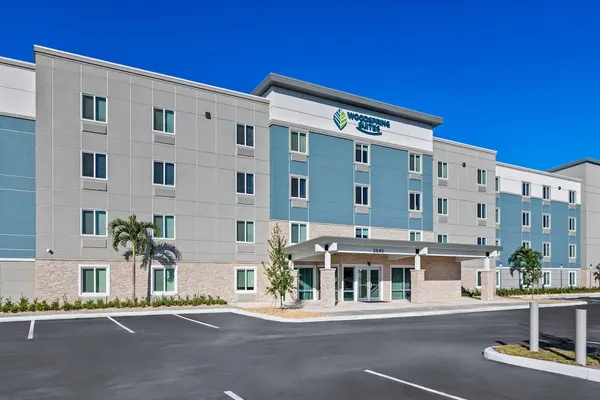 Photo 1 - WoodSpring Suites Palm Springs – West Palm Beach