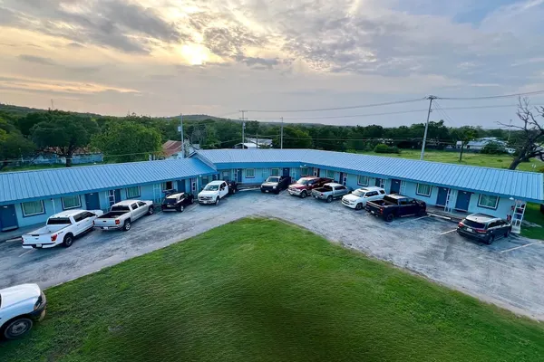 Photo 1 - Arrowhead Motel