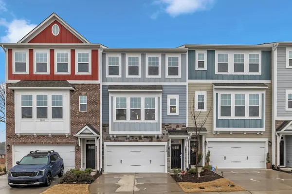 Photo 1 - King 4BR Townhouse to Downtown Durham