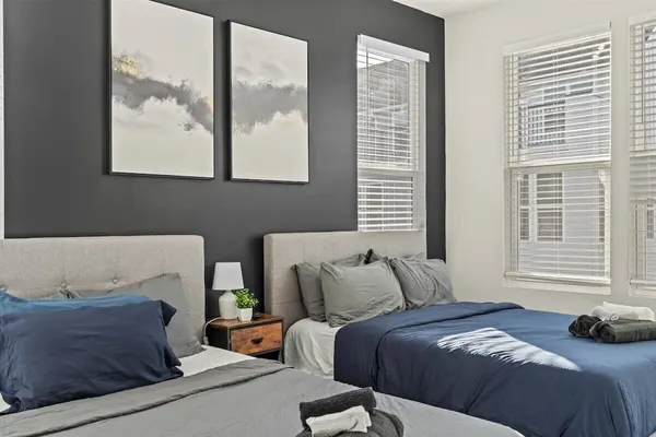Photo 1 - Luxe King 4BR Townhouse in Uptown CLT