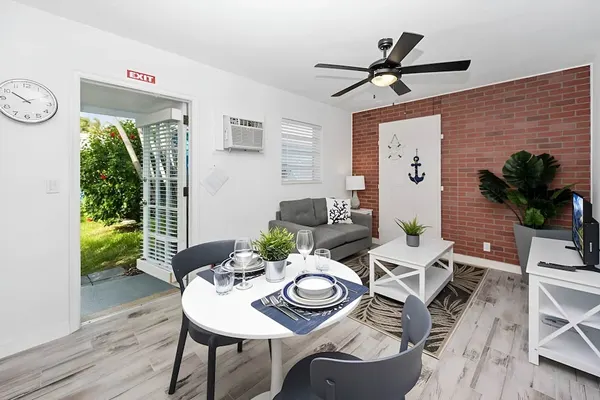 Photo 1 - Luna Beach House in Hollywood