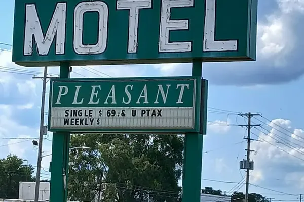 Photo 1 - Capital O Pleasant Motel Grand Rapids Mi