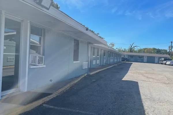 Photo 1 - Western Skies Motel