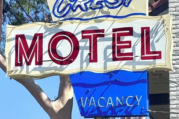 Photo 1 - Crest Motel