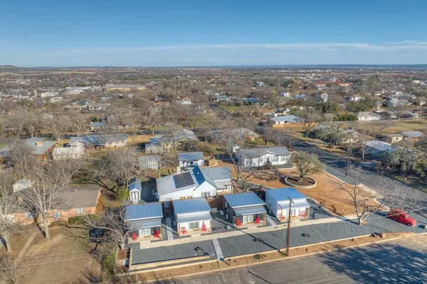 Photo 1 - Pop-2: Hot-tub/close to Main St!